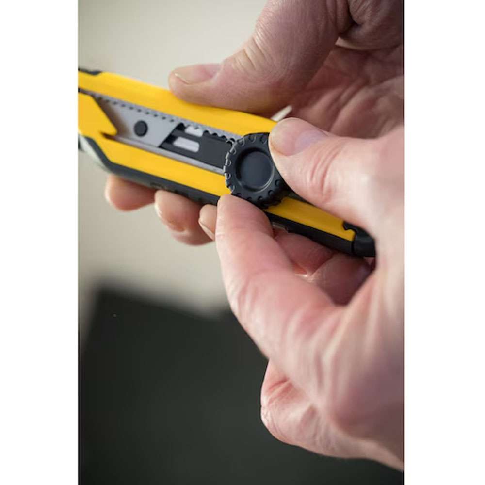 Cutter 18 mm con rotella di bloccaggio 3 blade Stanley STHT-10268-0