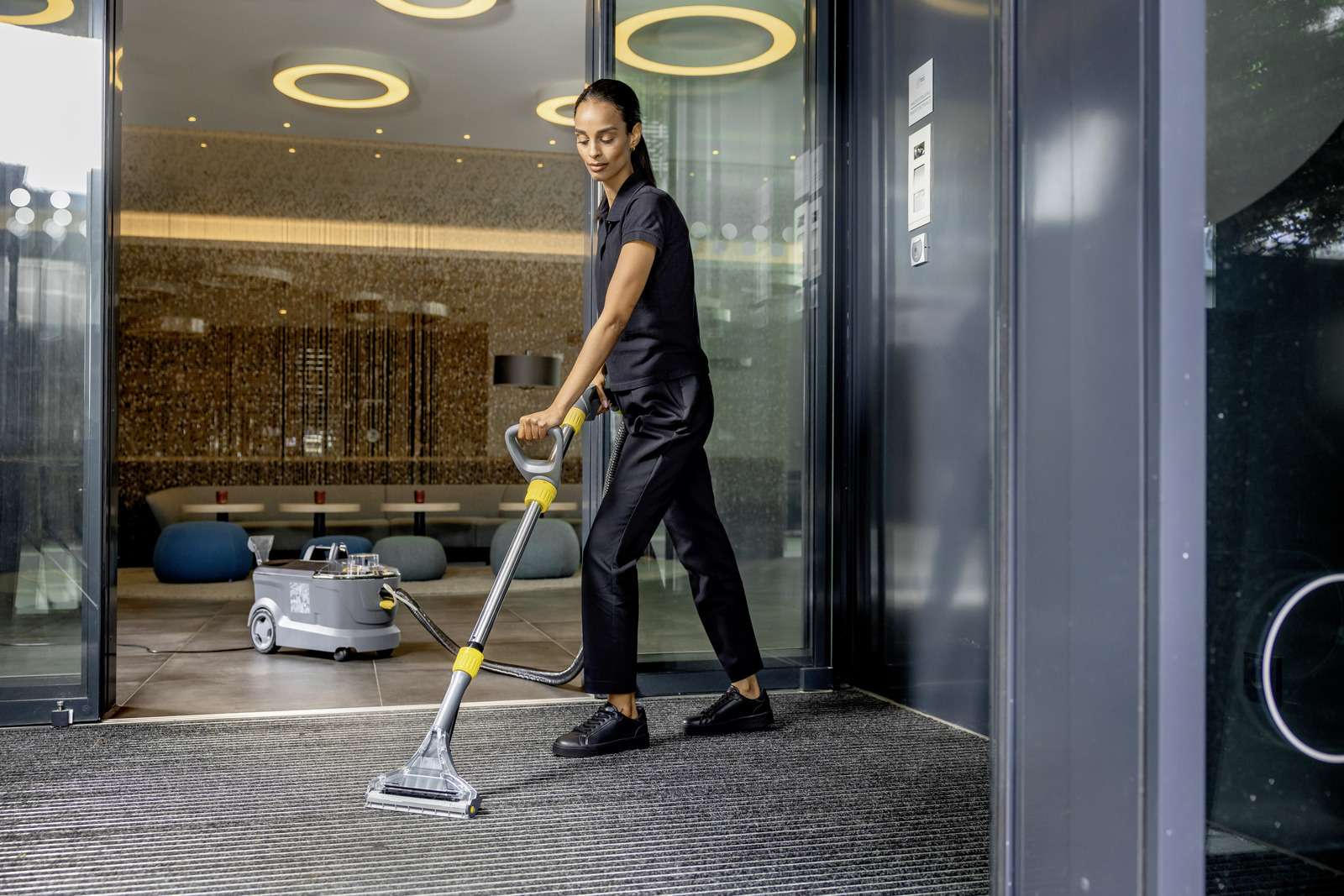 Lavatappeti e lavamoquette professionale Puzzi 10/1 Karcher